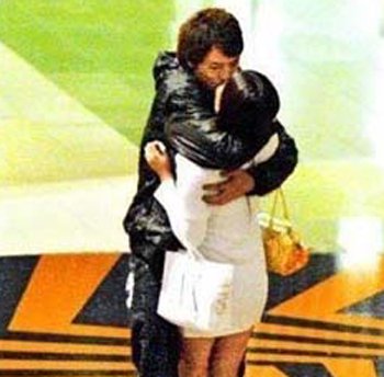 星二代私生活:郑少秋女儿恋爱大过天 当街拥吻