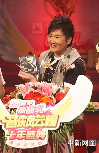 那英狂吻孙楠短片曝光 天后怕挨打拒激情重现