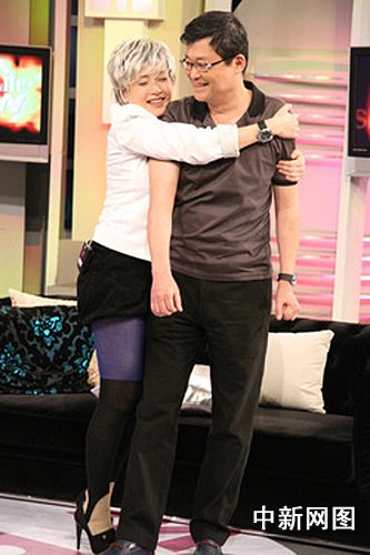 恬妞录制现场哭崩溃 心酸直言：结婚当天就该离