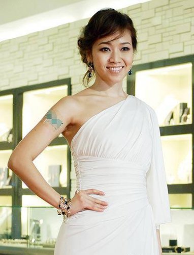 侯佩岑可爱童年照曝光 白皙大眼初露美女相【图】