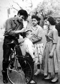 Elvis Presley猫王：摇滚乐史上第一位超级歌星