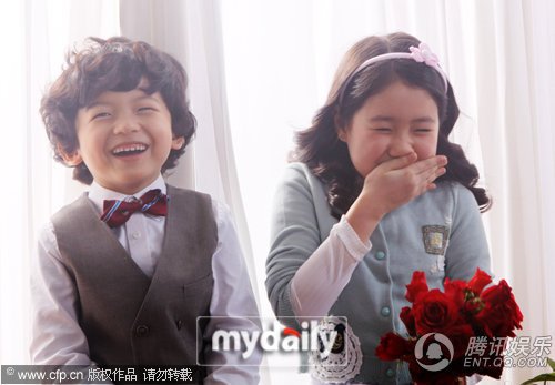 王锡玄拍MV鬼马可爱 “设计”与小女孩亲吻(图)