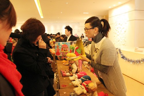 翁虹摆摊陶虹捧场 亲手义卖玩具救儿童