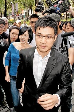 小s携老公十指紧扣驳斥家暴 许雅钧怒请警员