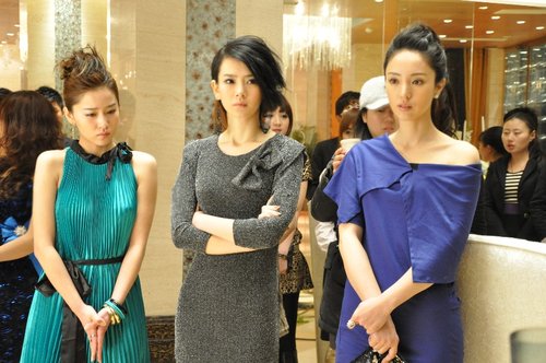 戚薇南京赶<em>拍</em>《<em>美女如云</em>》 发片拍戏两不误(图