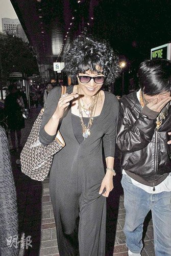 王菲素颜返港“出巡”血拼 闻童童升学问题愕然