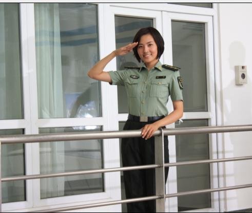 郑罗茜新戏巾帼不让须眉 英姿代言"女飞行员"