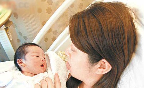 徐淑敏产后抱<em>女儿</em>出镜 首次喂<em>母乳</em>身体复原快