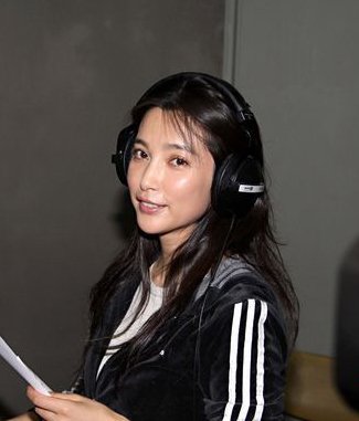 李冰冰家居装扮现身 闻章子怡“诈捐门”即闪人