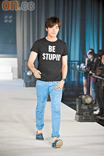 angelababy上海人气靠黄晓明 贺军翔走秀讲笑话