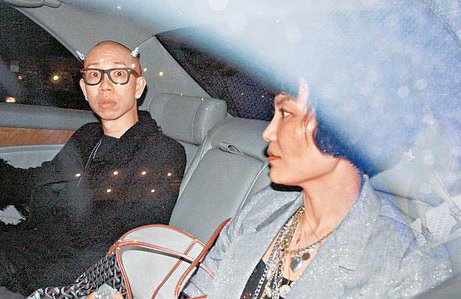 王菲狂奔扫货大笑引侧目 避记者上演马路穿越