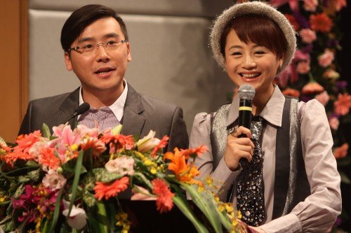 “花儿朵朵”正式启动 江映蓉谭维维送上金种子