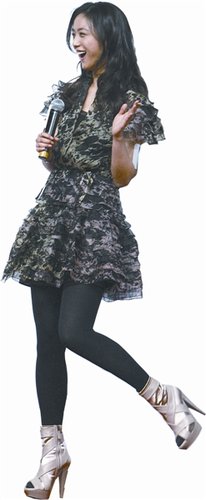 “双面”汤唯亮相香港 红毯轻松随音乐摇晃【图】