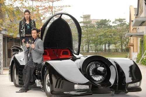 周杰伦力挺浪花兄弟 借完蝙蝠车送雕花吉他