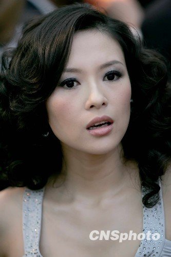 章子怡昔日密友导演捐款门? 一男一女身份曝