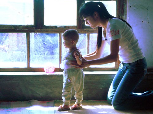 姚晨为孩子拍卖翠平烟斗:爱是一件小事(图)