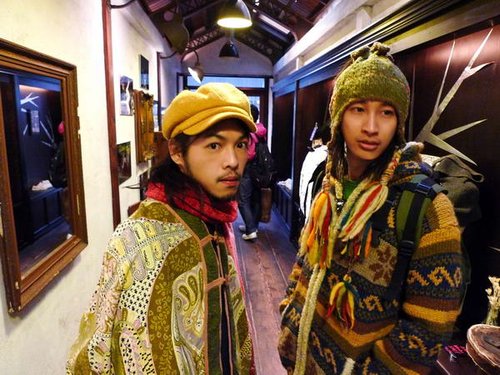 周杰伦与浪花兄弟融为一团 东京街头变装扫街