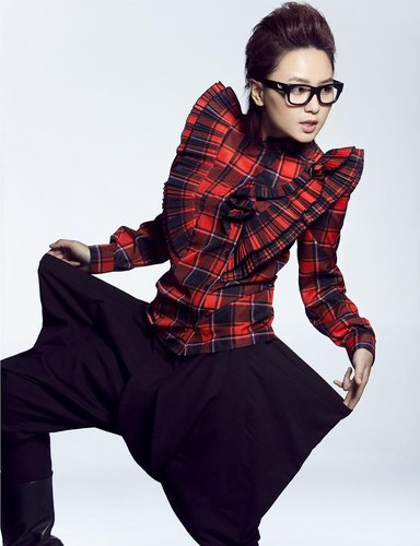 周笔畅为广州个唱热身 饱览各大经典演唱会DV