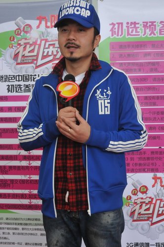 汪涵低调现身花儿朵朵现场点评 选手纷纷求教导