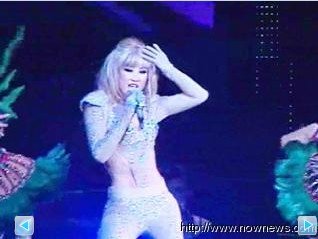 李玟小巨蛋开唱玩变装秀 扮芭比娃娃跳波浪舞