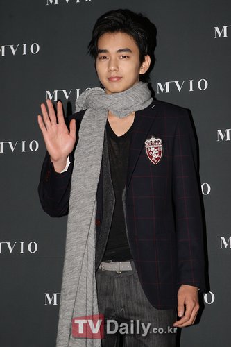 首尔时装周开幕 韩娱乐圈花美男齐登场