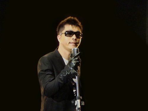 汤潮七年磨一剑梦想将成真 北京首开个人演唱会