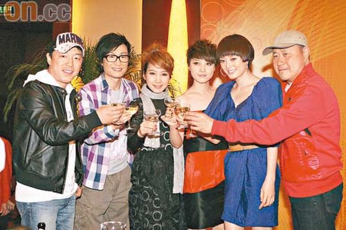 郑中基擦厚粉底难掩憔悴 澄清婚变非第三者【图】