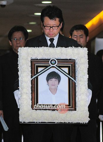 韩国自杀艺人崔真英出殡 众星泪洒灵堂(组图)