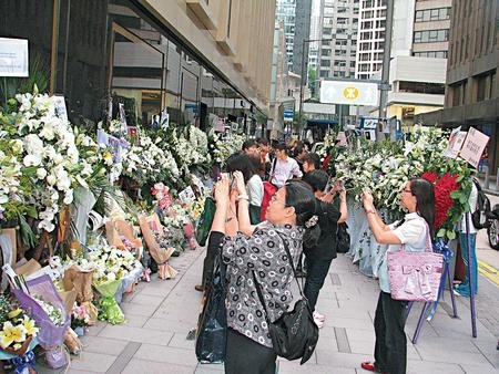 神秘男子拜祭张国荣 行为疯癫言：爸，我回来了【图】