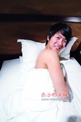 韩寒裹白色床单露臂膀 面带害羞床上受访【图】