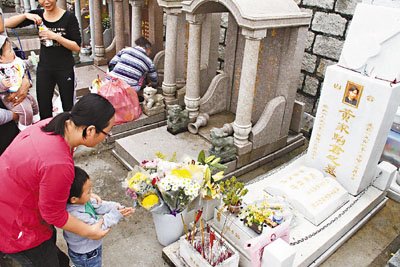 黄家驹受损墓地被翻新 死忠歌迷扫墓狂送祭品【图】