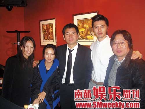 杨潞在博客上发布了《晚秋》剧组的合照,左一为杨潞,左二为汤唯,右二