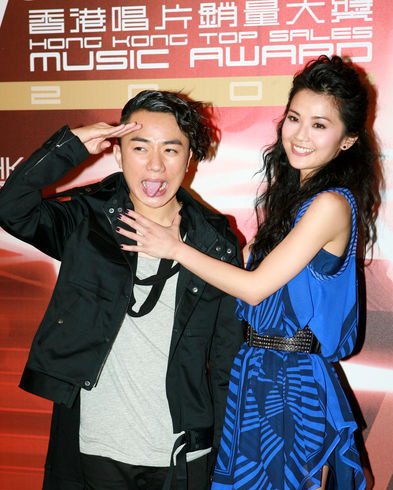 阿sa性感蓝裙显女人味 终露笑容走出隐婚阴霾【图】