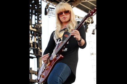 三月音乐巨星忙不停 蕾哈娜、刘易斯继续活跃_娱乐_腾讯网