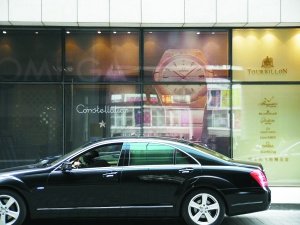 “泼墨门”海报被更换 新广告不见章子怡【图】