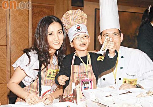 谢安琪母爱泛滥哄小孩 拒绝响应陈奕迅婚变传闻【图】