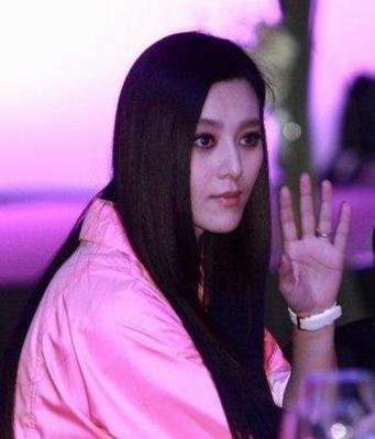 范冰冰粉衣亮相 被男嘉宾紧握玉手强颜欢笑【图】