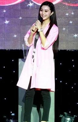 范冰冰粉衣亮相 被男嘉宾紧握玉手强颜欢笑【图】