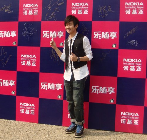 林俊杰祝福阿sa走出低谷 一天换两套服装显潮范【图】