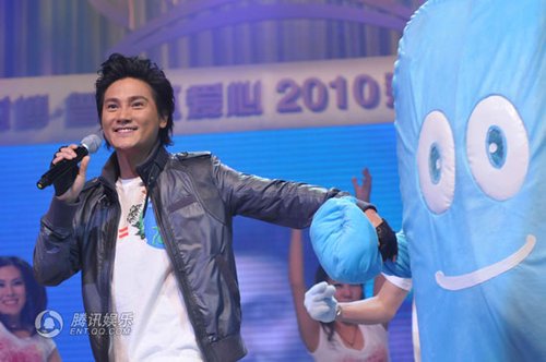 丁子峻全家总动员献爱心 杨千嬅献唱紧张说错话