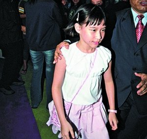 88岁赌王何鸿燊不甘寂寞再亮相 11岁幼女抢风头