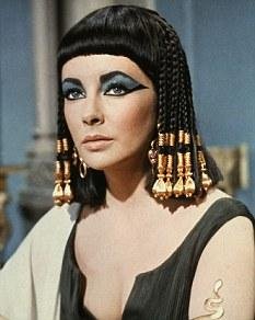 女星桑迪·纽顿新拍黑白照片化身埃及艳后(图