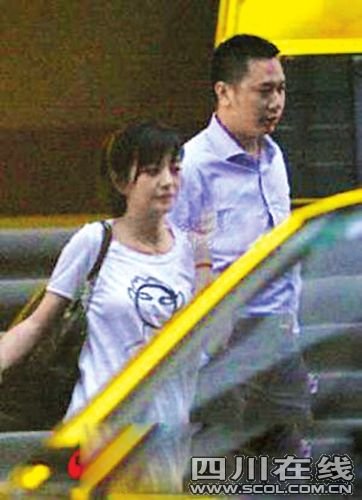 赵薇剖腹产女传照片价百万 粉丝取名叫黄小薇【图】