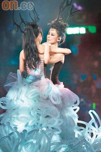 twins合体开唱感触落泪 为玉树捐一场歌酬【图】