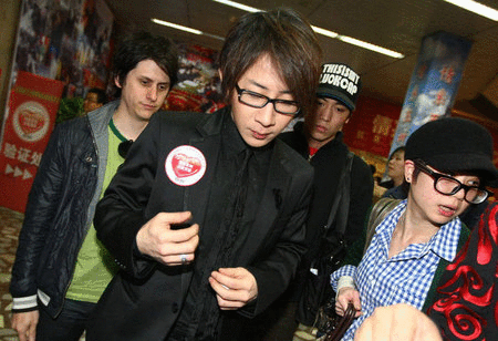 刘谦捐30万善款为玉树加油 今年巡演将“上吊”【图】