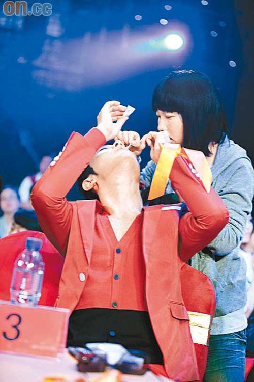 赵薇千里传音分享喜悦 黄晓明伤眼仍出席颁奖礼【图】