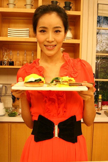 梁镜珂现身《我爱每一天》 烘制爱心早餐(图)