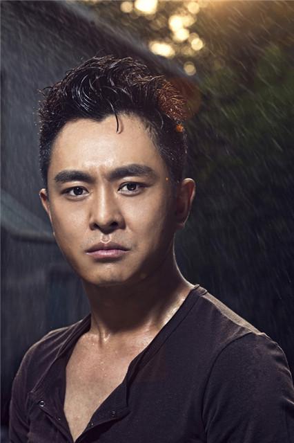 汪奇《抗大战歌》首演特工 造型百变演技获赞