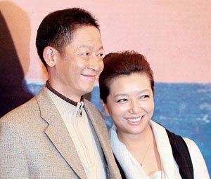 王志文和江珊出席电视剧《人到四十》发布会 供图/cfp