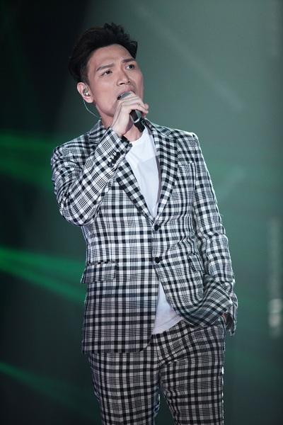 重回歌手舞台展音乐原色 杨宗纬唱出《底细》